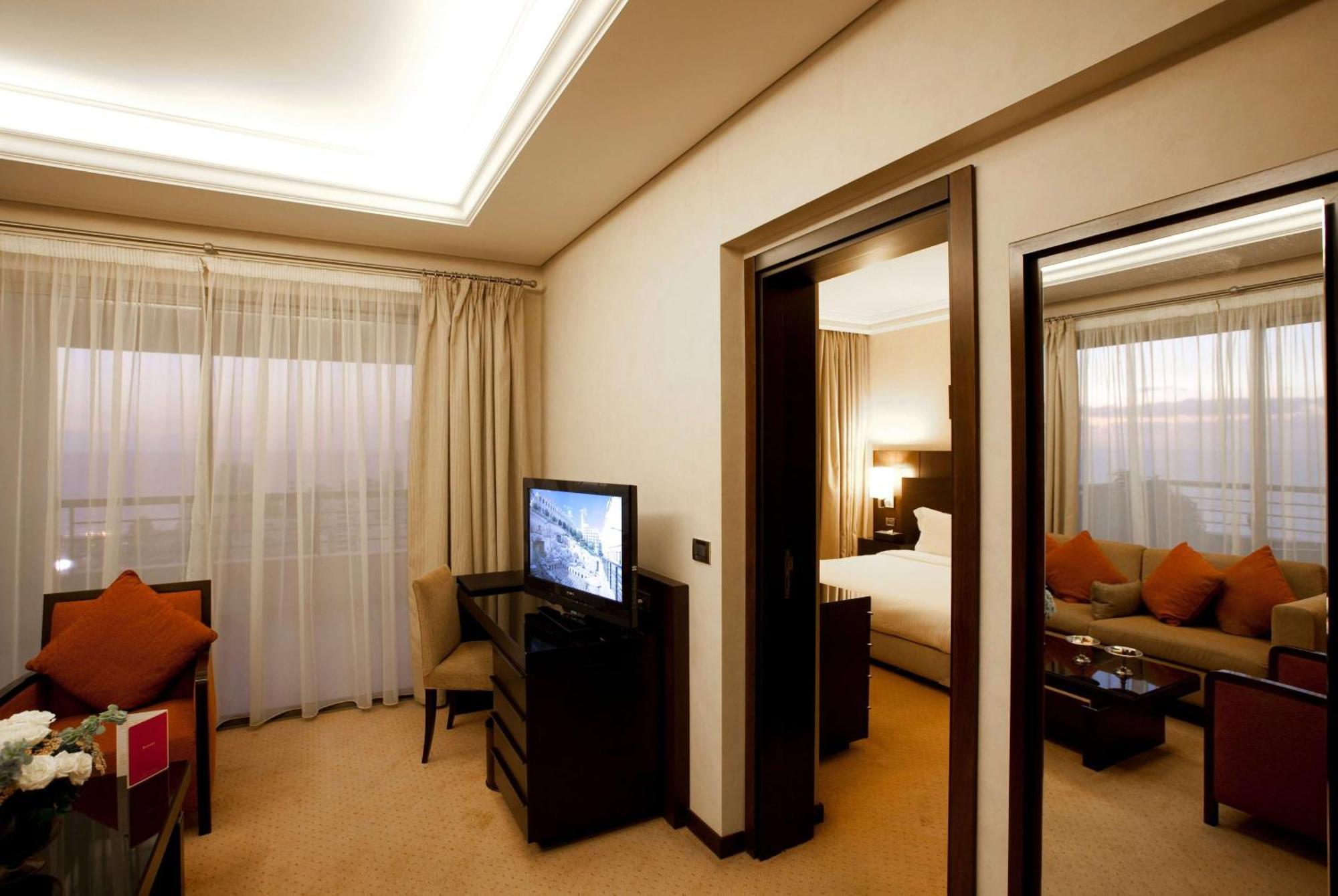 Готель Ramada Plaza By Wyndham Beirut Raouche Екстер'єр фото