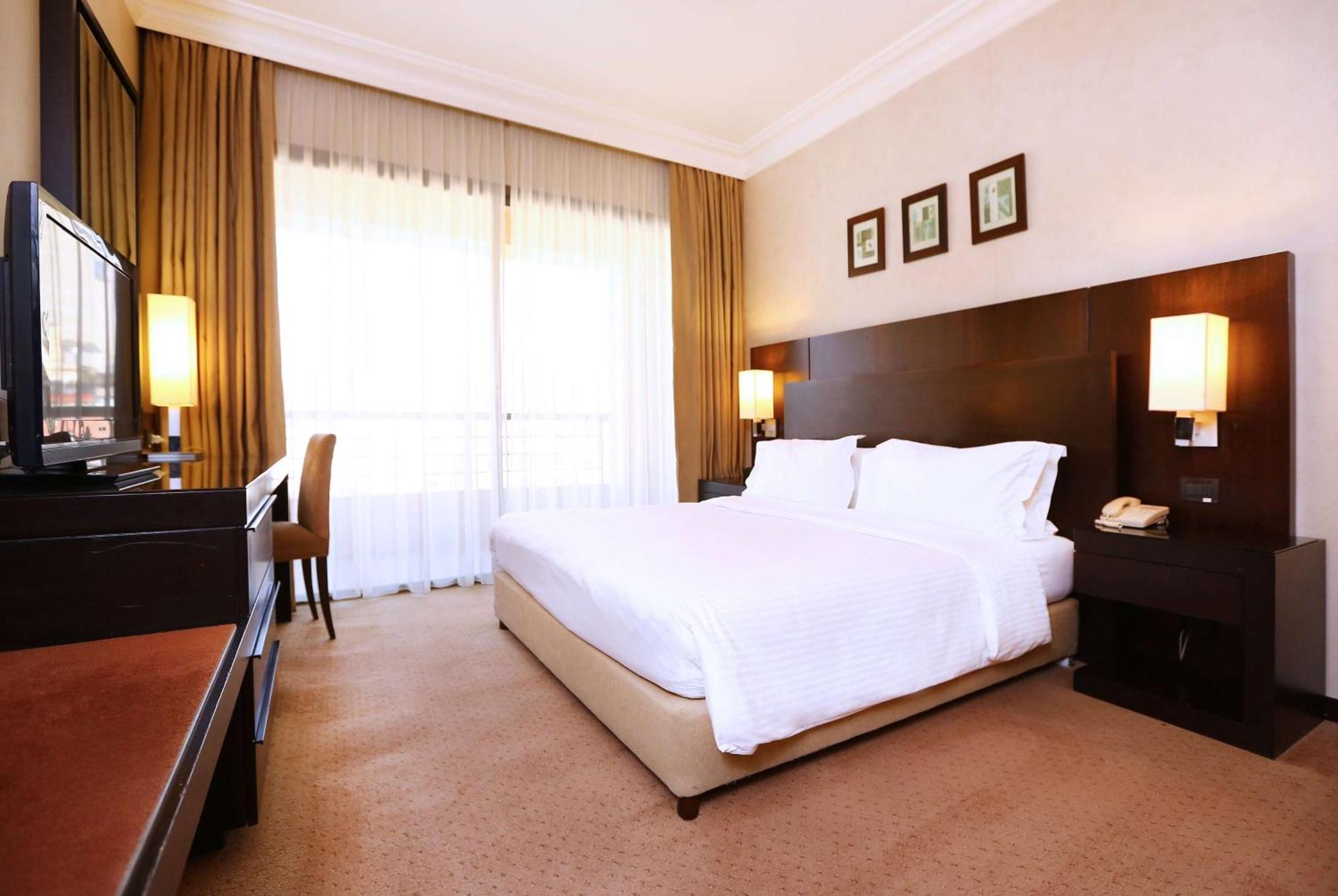 Готель Ramada Plaza By Wyndham Beirut Raouche Екстер'єр фото