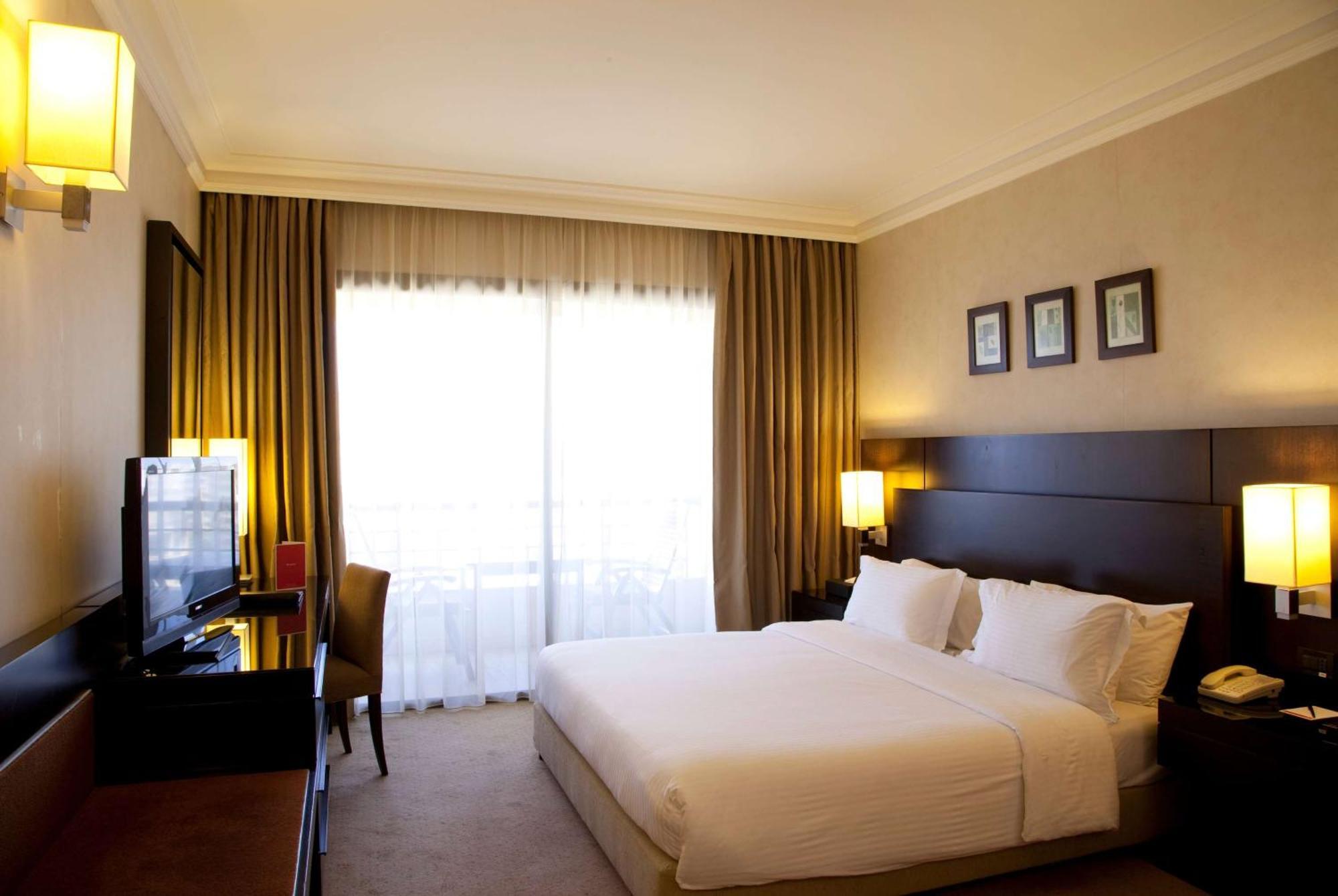Готель Ramada Plaza By Wyndham Beirut Raouche Екстер'єр фото