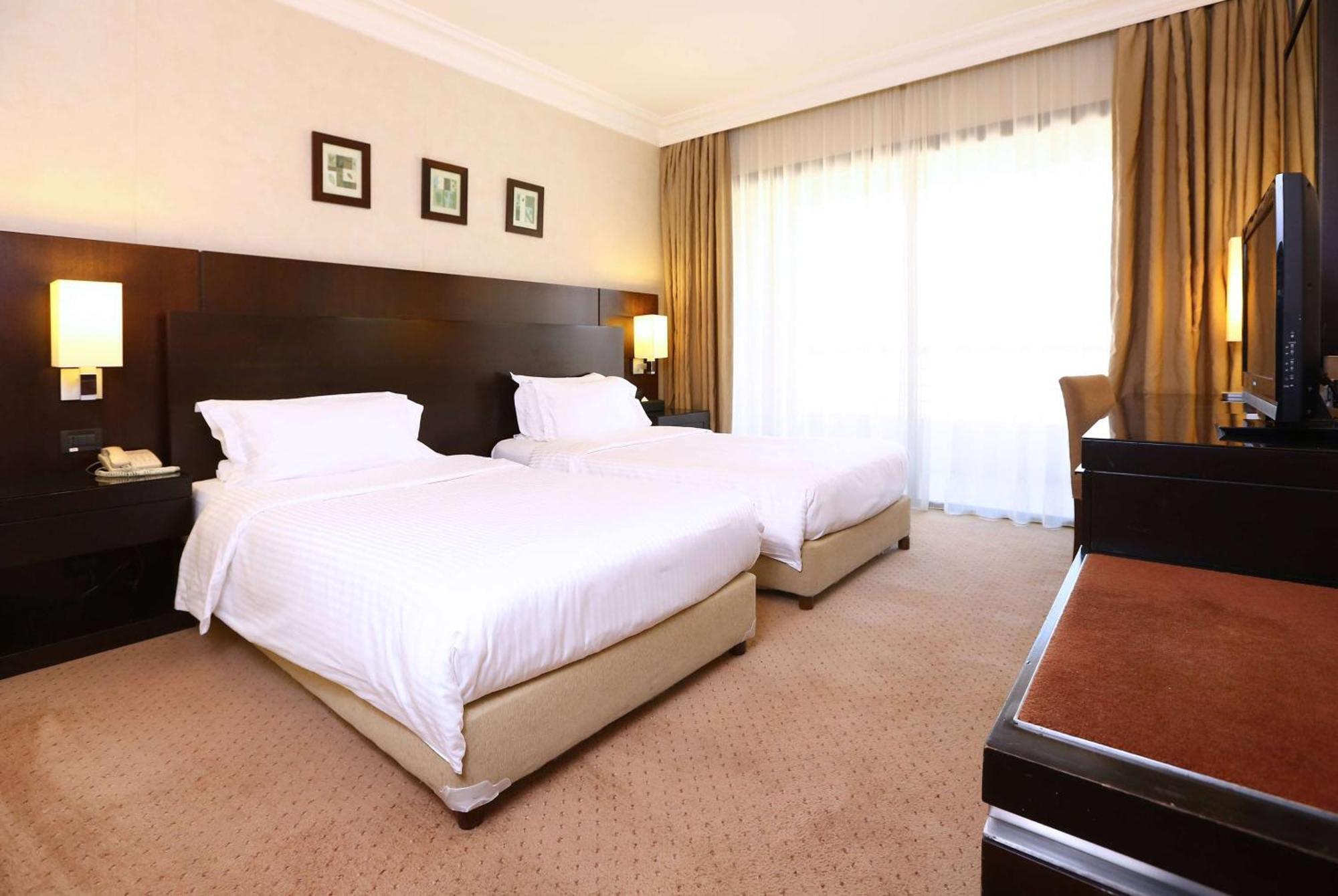 Готель Ramada Plaza By Wyndham Beirut Raouche Екстер'єр фото