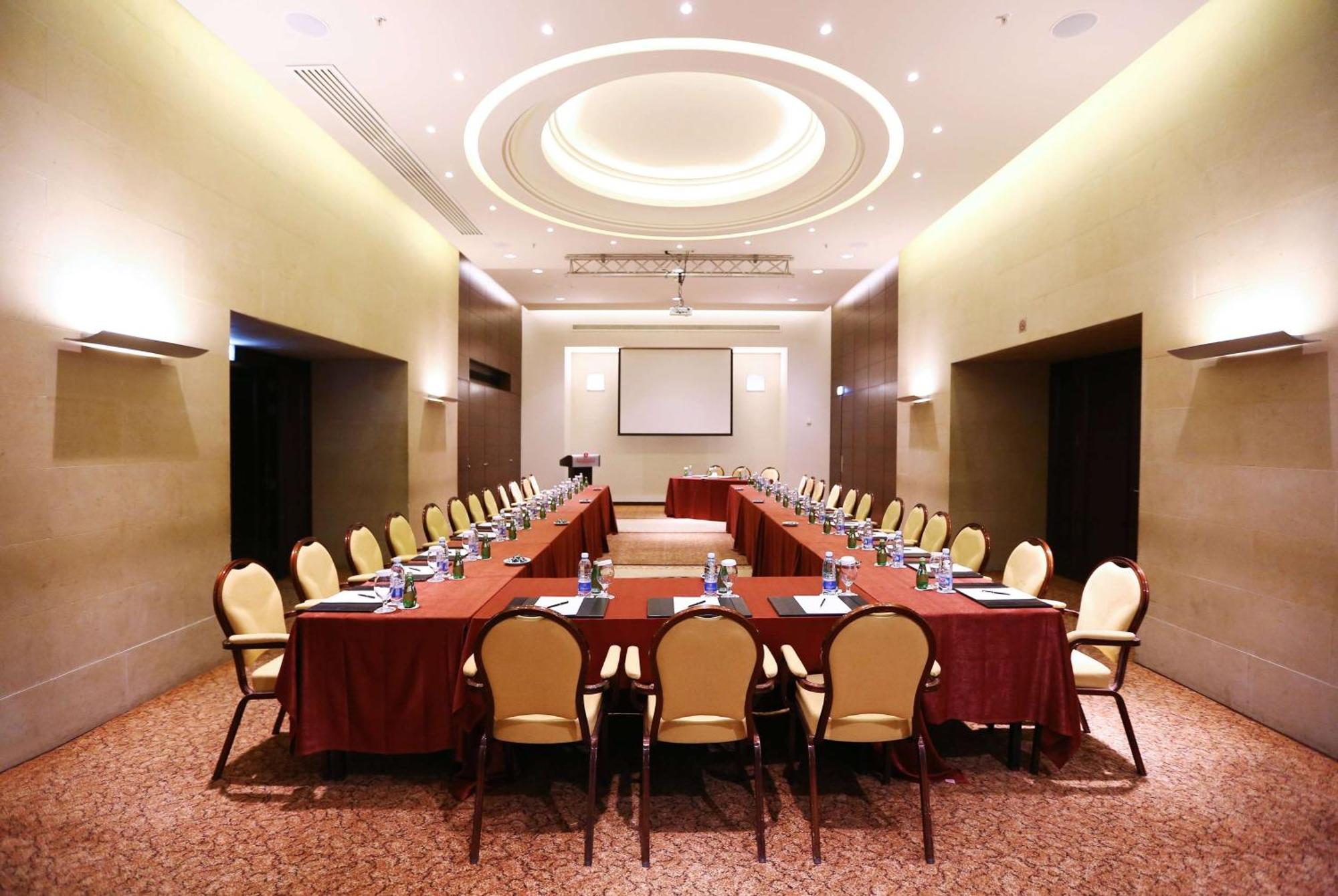 Готель Ramada Plaza By Wyndham Beirut Raouche Екстер'єр фото
