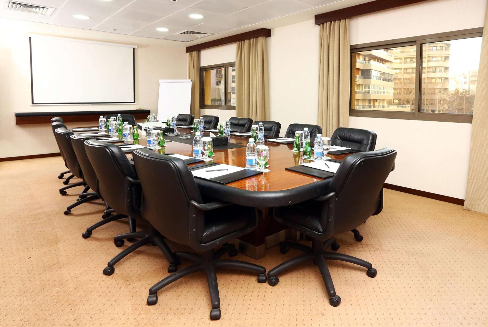 Готель Ramada Plaza By Wyndham Beirut Raouche Екстер'єр фото