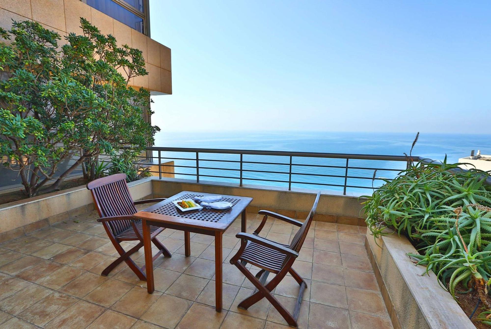Готель Ramada Plaza By Wyndham Beirut Raouche Екстер'єр фото
