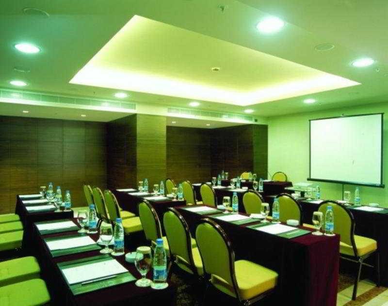 Готель Ramada Plaza By Wyndham Beirut Raouche Екстер'єр фото