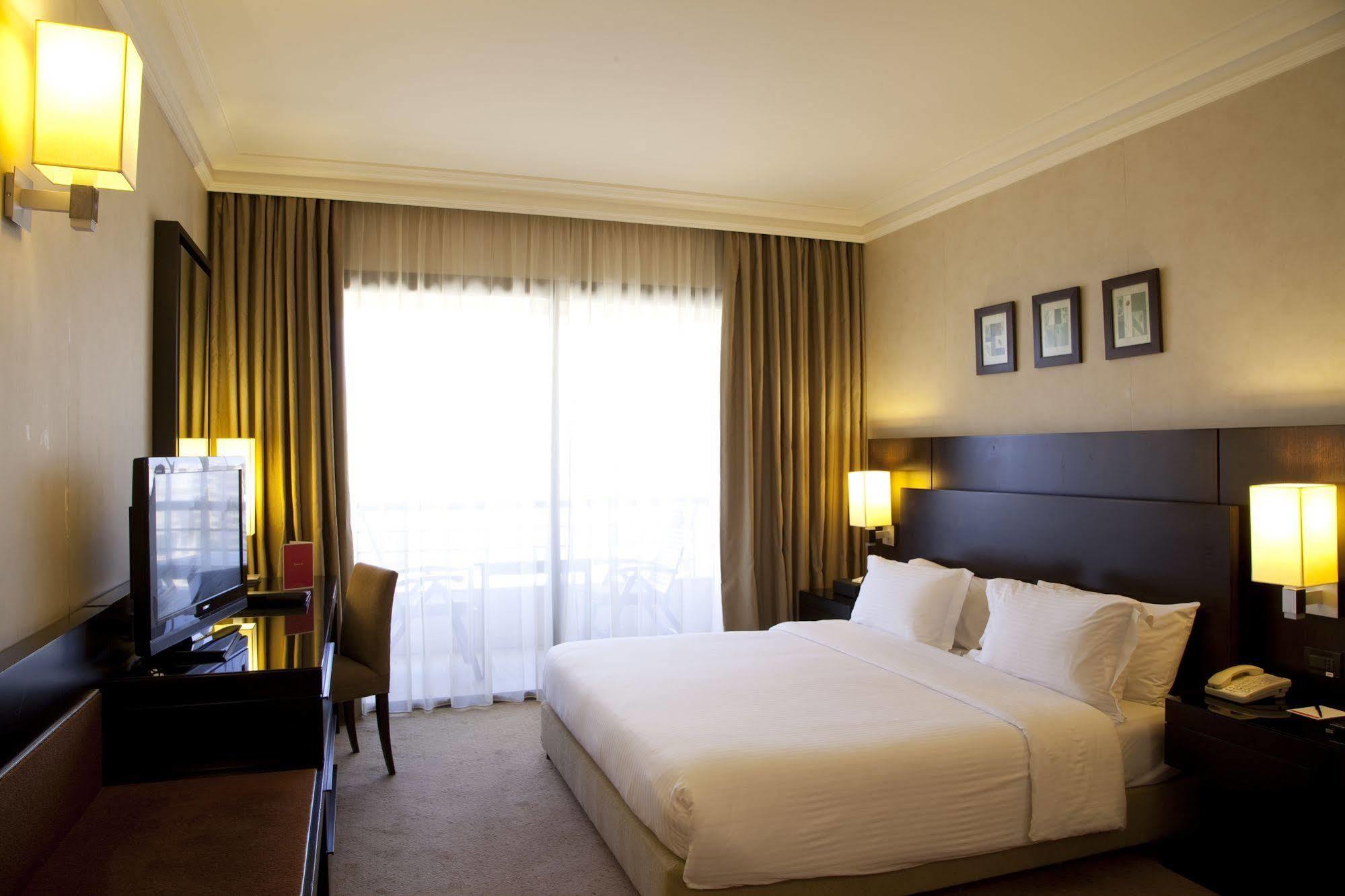 Готель Ramada Plaza By Wyndham Beirut Raouche Екстер'єр фото