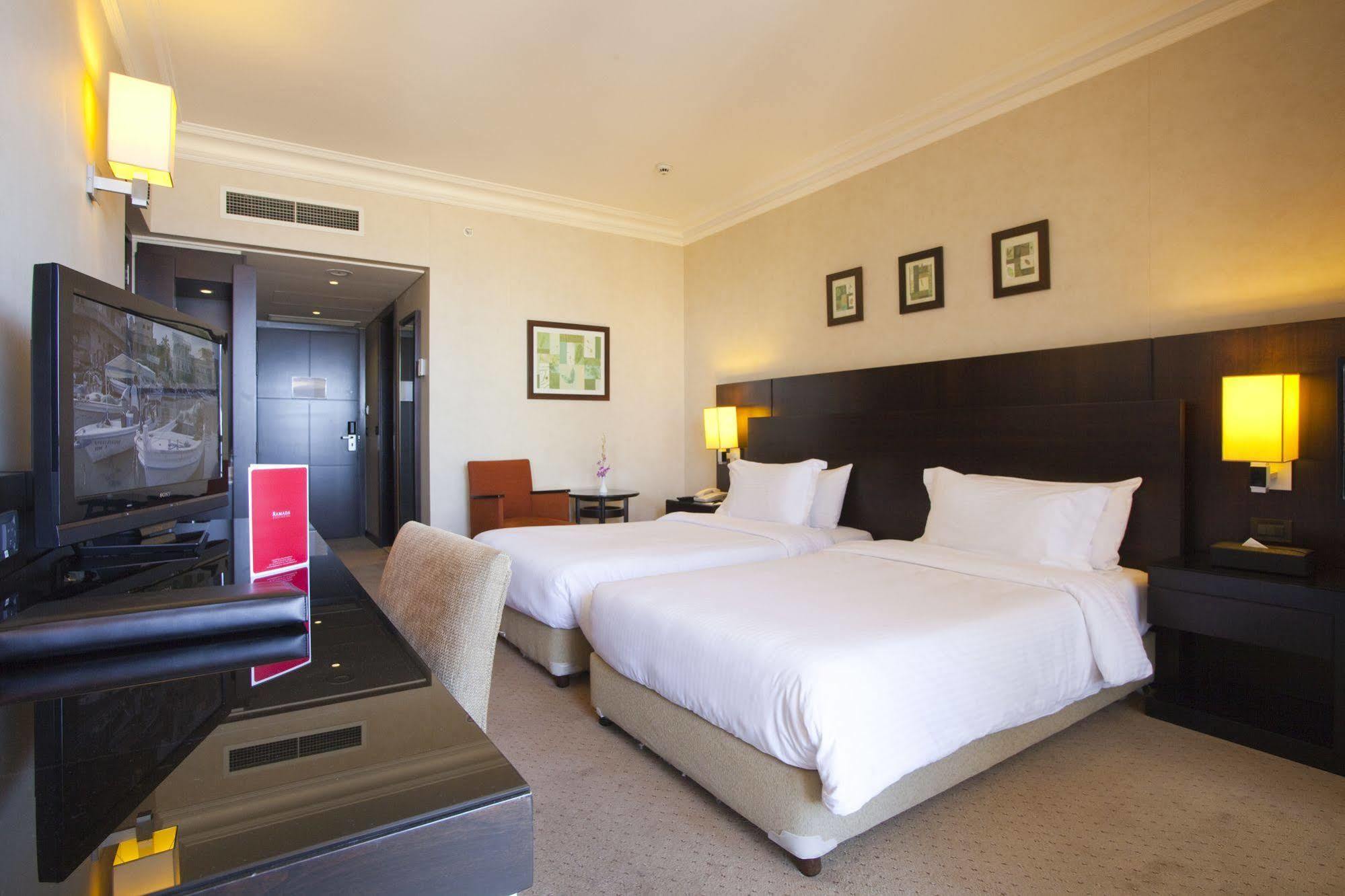 Готель Ramada Plaza By Wyndham Beirut Raouche Екстер'єр фото