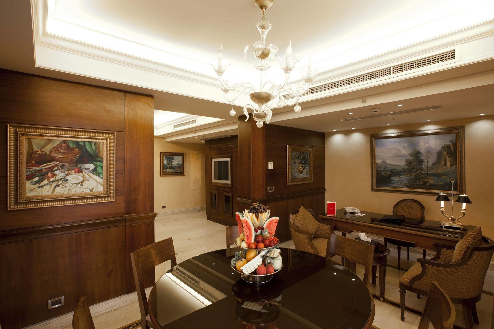 Готель Ramada Plaza By Wyndham Beirut Raouche Екстер'єр фото