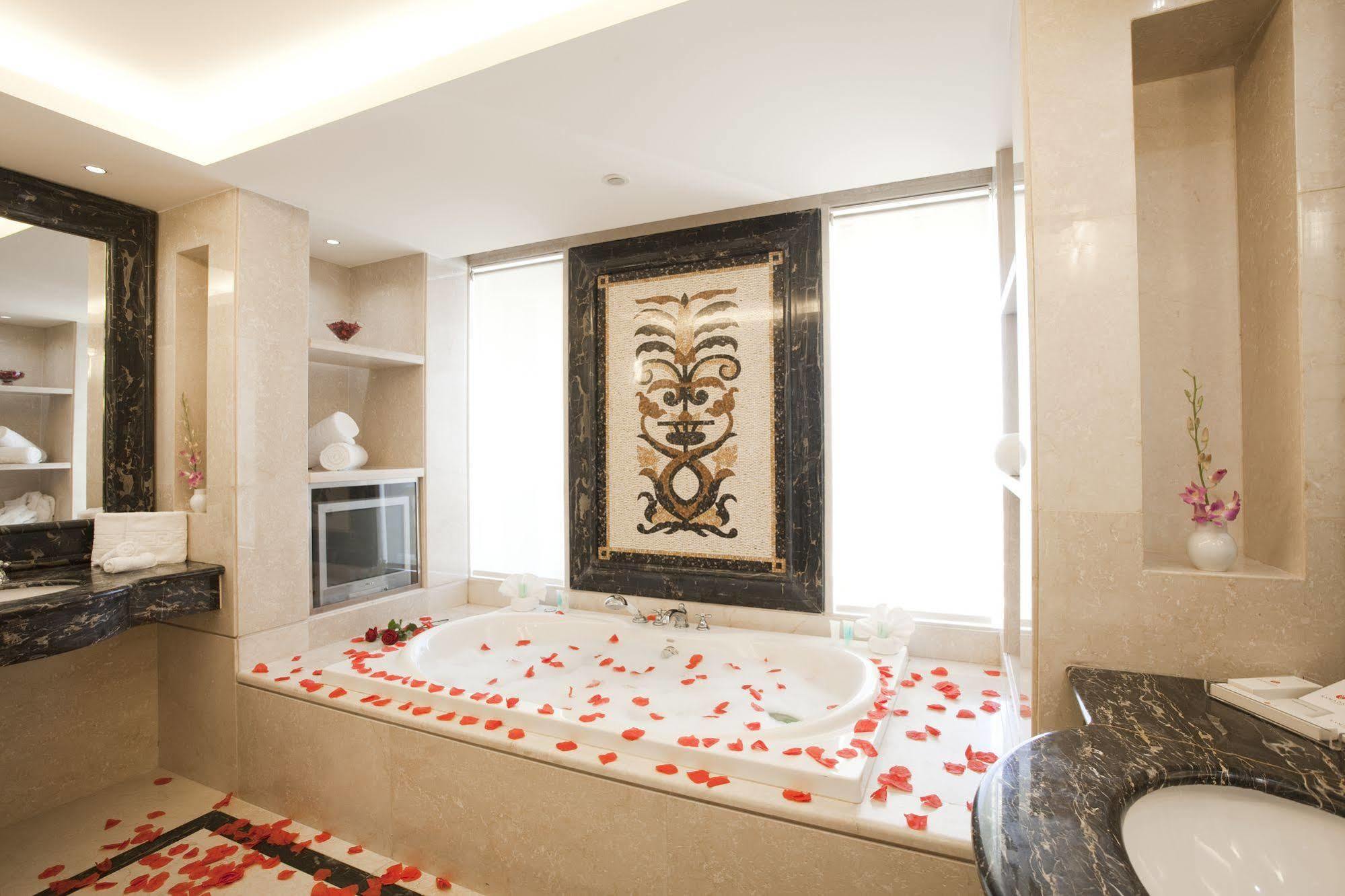 Готель Ramada Plaza By Wyndham Beirut Raouche Екстер'єр фото