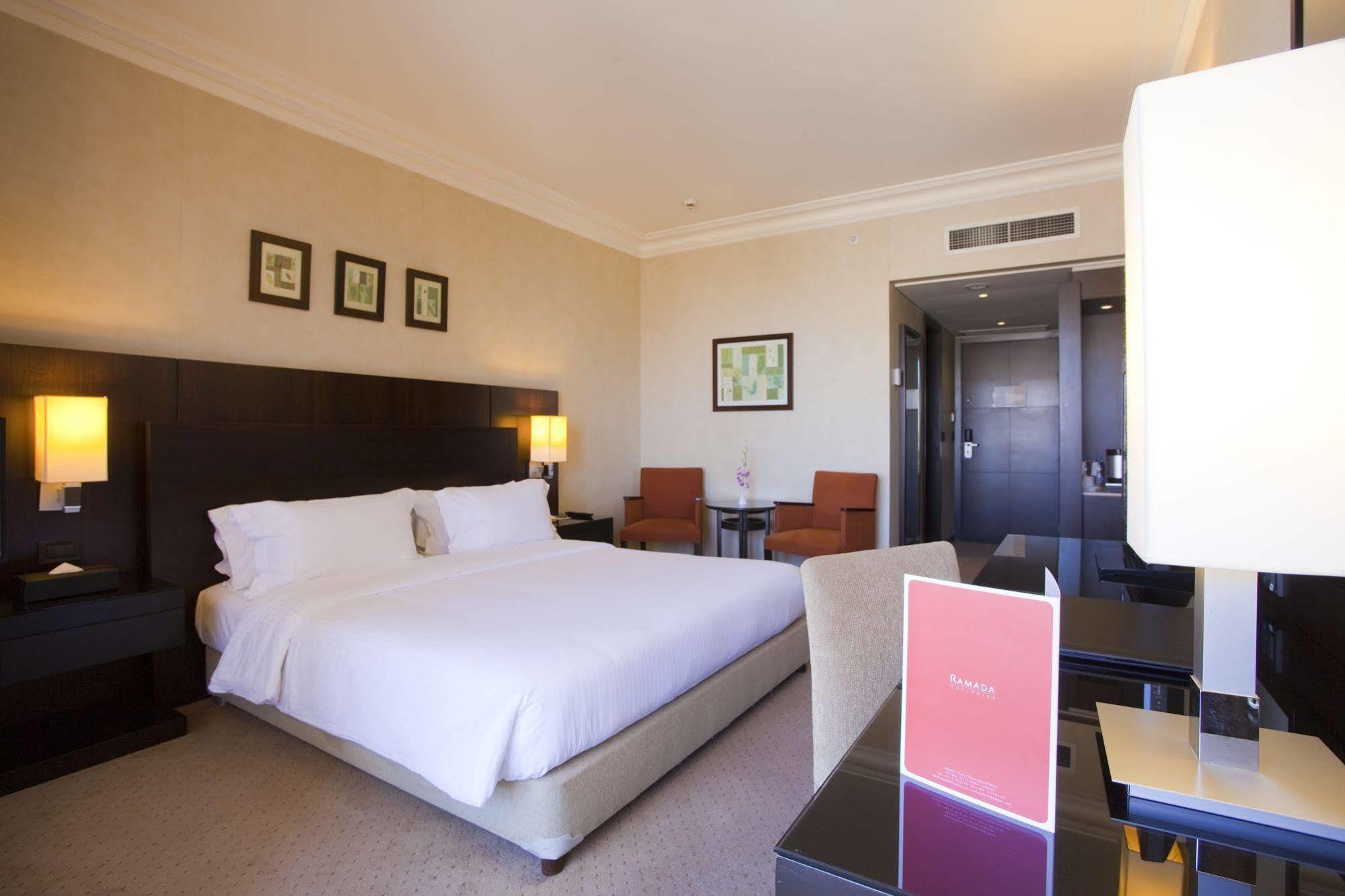 Готель Ramada Plaza By Wyndham Beirut Raouche Екстер'єр фото