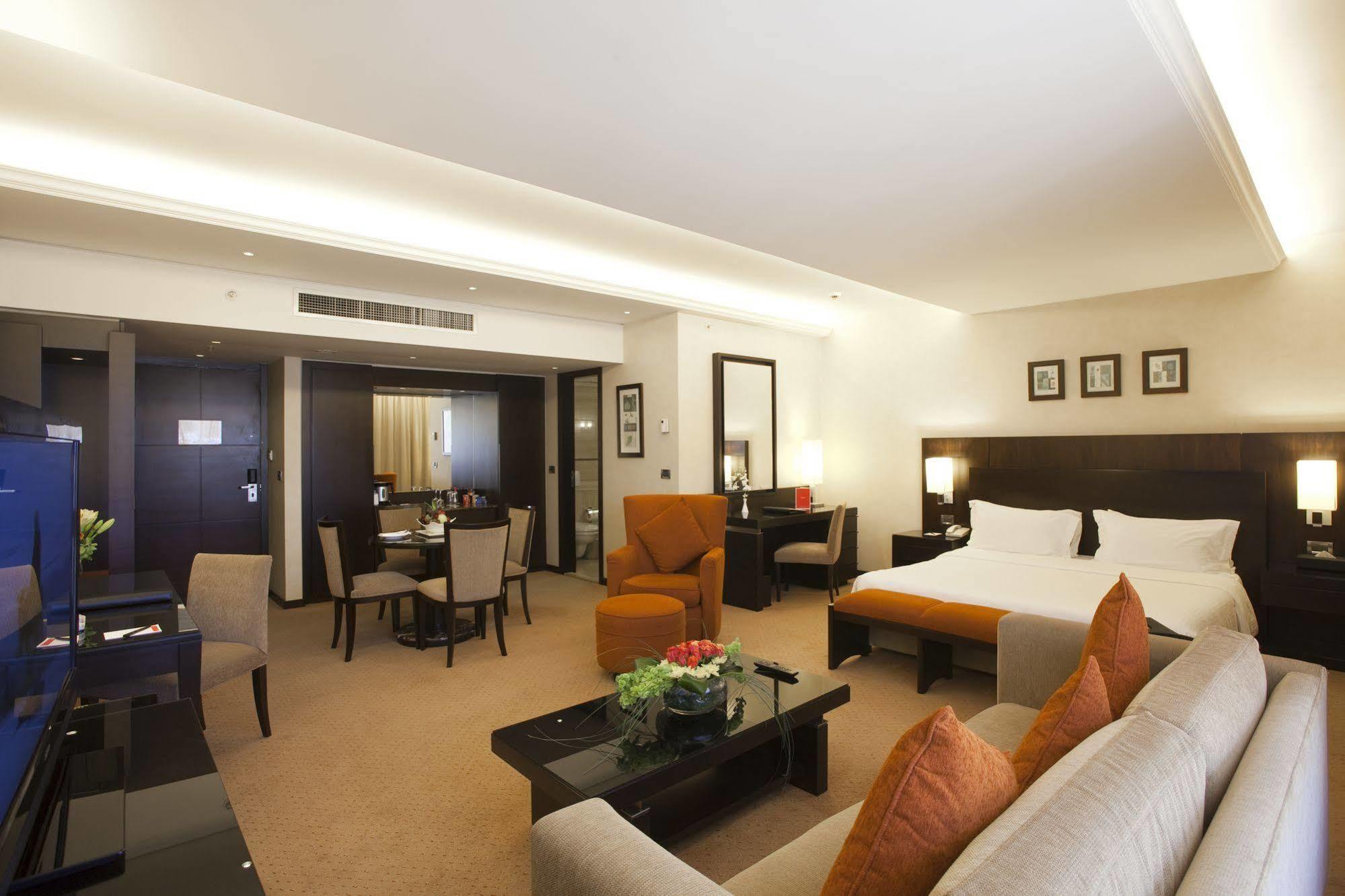 Готель Ramada Plaza By Wyndham Beirut Raouche Екстер'єр фото