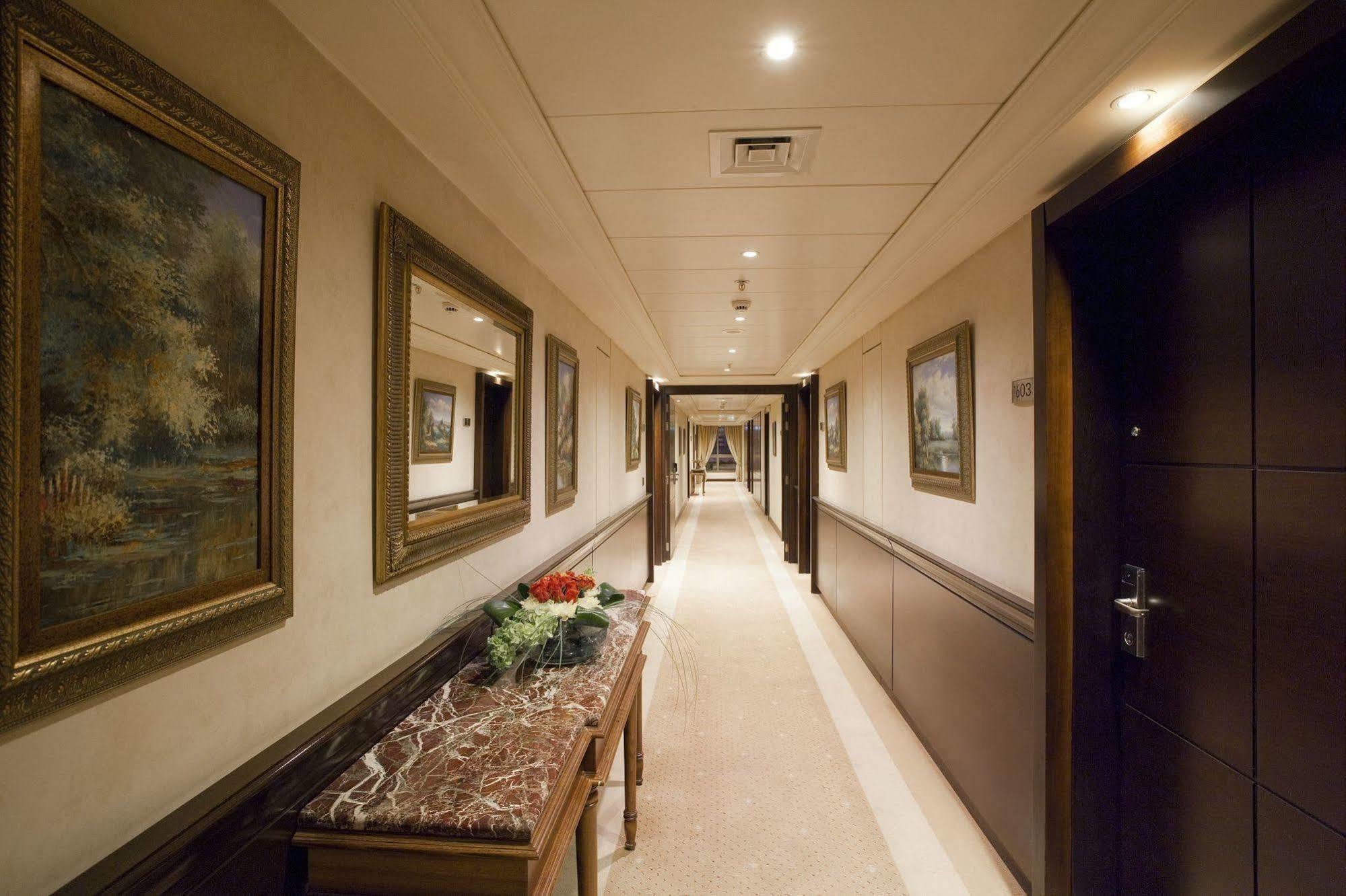 Готель Ramada Plaza By Wyndham Beirut Raouche Екстер'єр фото