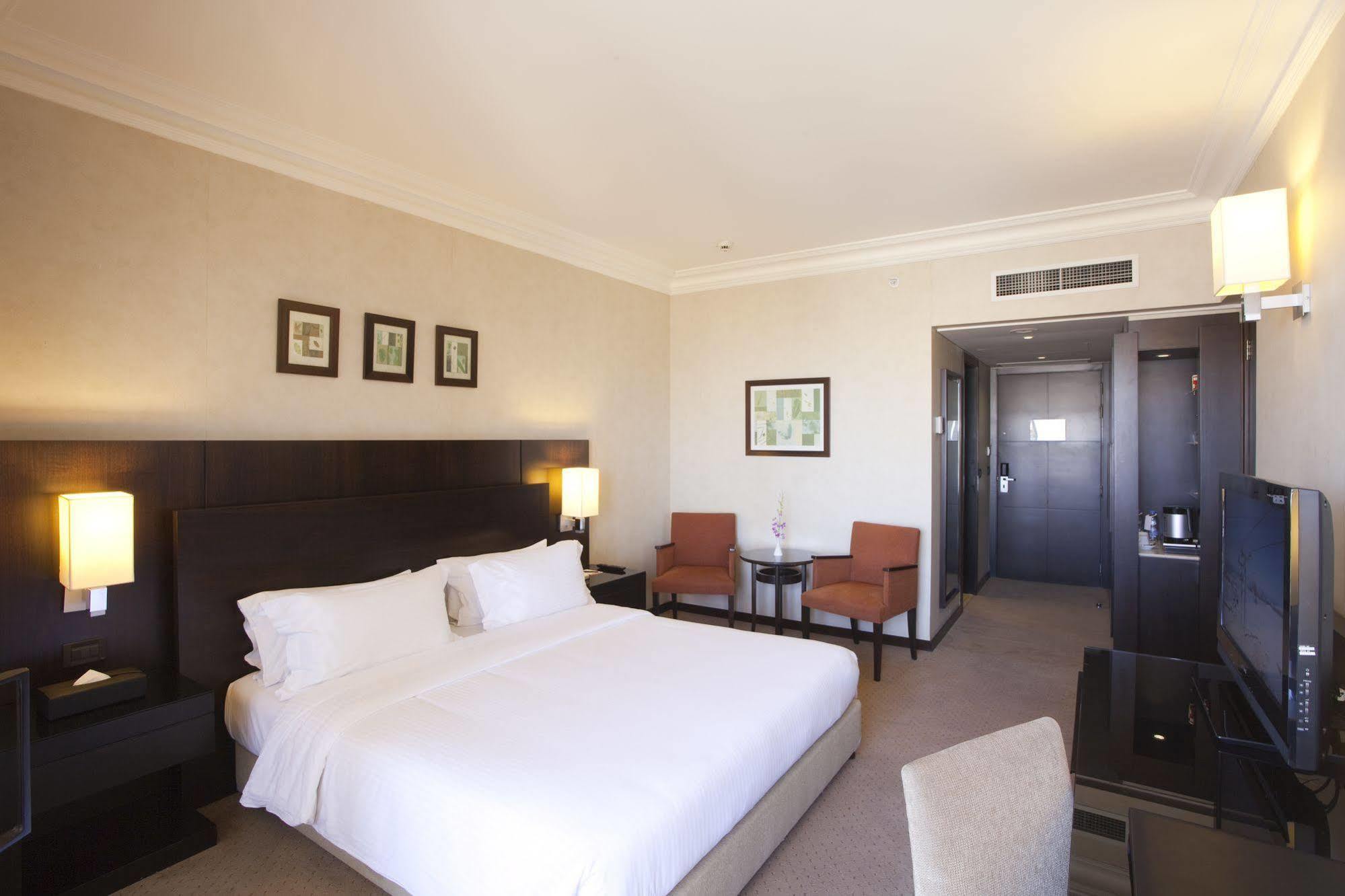 Готель Ramada Plaza By Wyndham Beirut Raouche Екстер'єр фото