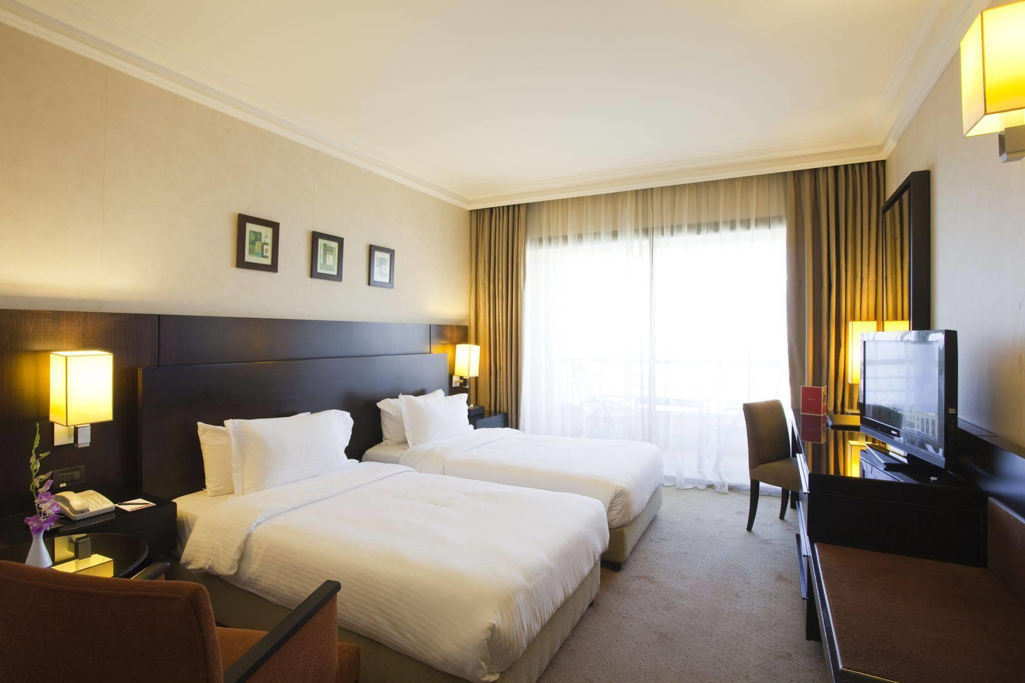 Готель Ramada Plaza By Wyndham Beirut Raouche Екстер'єр фото